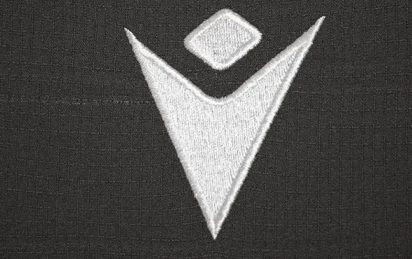 Weißes, stilisiertes Logo mit einer V-Form und einem Diamanten darüber auf schwarzem Hintergrund - der Macron Hero