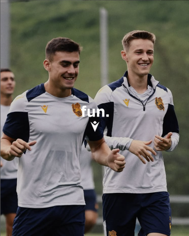 Zwei junge Männer lachen und joggen in Sportbekleidung.